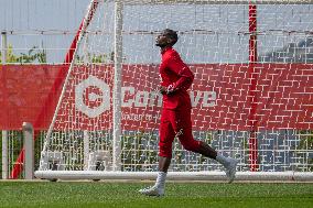 Paul Pogba Undergoes Medical Treatment During Training - La Turbie