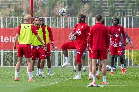 Paul Pogba Undergoes Medical Treatment During Training - La Turbie