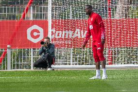 Paul Pogba Undergoes Medical Treatment During Training - La Turbie