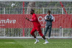 Paul Pogba Undergoes Medical Treatment During Training - La Turbie