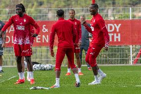 Paul Pogba Undergoes Medical Treatment During Training - La Turbie