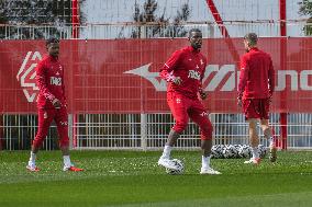 Paul Pogba Undergoes Medical Treatment During Training - La Turbie