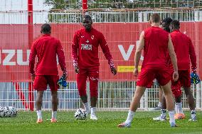 Paul Pogba Undergoes Medical Treatment During Training - La Turbie