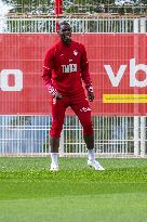 Paul Pogba Undergoes Medical Treatment During Training - La Turbie