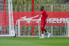 Paul Pogba Undergoes Medical Treatment During Training - La Turbie