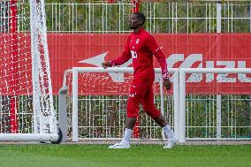 Paul Pogba Undergoes Medical Treatment During Training - La Turbie