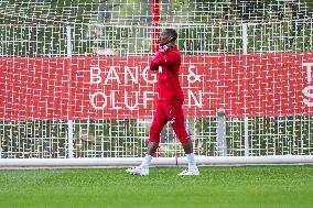 Paul Pogba Undergoes Medical Treatment During Training - La Turbie