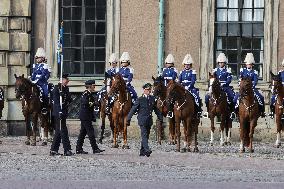 SWEDEN KING INSPECTS THE LIFE GUARDS