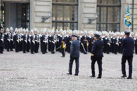 SWEDEN KING INSPECTS THE LIFE GUARDS