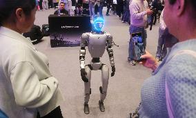 Robot Dancing at GLOBAL AI PLAYER CARNIVAL in Shanghai