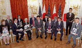 U.S. secretary of state meets with relatives of Japanese abductees