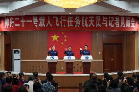 (FOCUS) CHINA-JIUQUAN-SHENZHOU-21-CREW-PRESS CONFERENCE (CN)