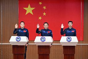 (FOCUS) CHINA-JIUQUAN-SHENZHOU-21-CREW-PRESS CONFERENCE (CN)