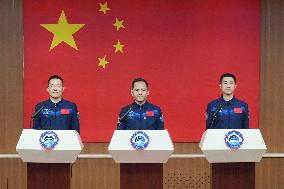 (FOCUS) CHINA-JIUQUAN-SHENZHOU-21-CREW-PRESS CONFERENCE (CN)