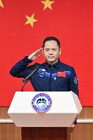 (FOCUS) CHINA-JIUQUAN-SHENZHOU-21-CREW-PRESS CONFERENCE (CN)