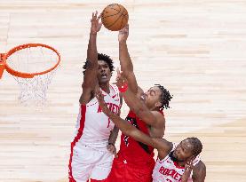 Rockets Defeat Raptors In Toronto - Canada