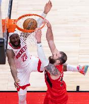 Rockets Defeat Raptors In Toronto - Canada