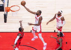 Rockets Defeat Raptors In Toronto - Canada