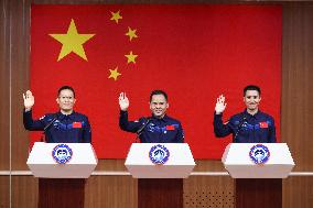 (FOCUS) CHINA-JIUQUAN-SHENZHOU-21-CREW-PRESS CONFERENCE (CN)