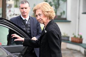 Queen Sofia Signs Condolence Book For Queen Sirikit - Spain