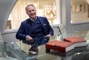 DAN BROWN
