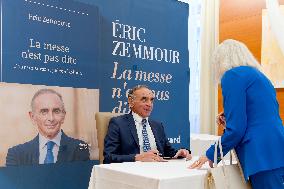 Eric Zemmour Signs His Book - Nice