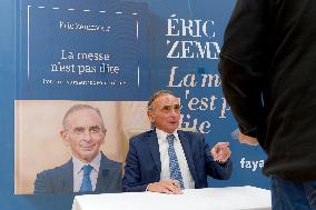 Eric Zemmour Signs His Book - Nice