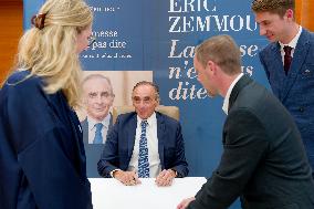 Eric Zemmour Signs His Book - Nice