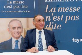 Eric Zemmour Signs His Book - Nice