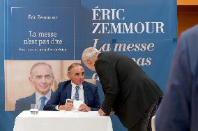 Eric Zemmour Signs His Book - Nice