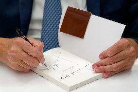 Eric Zemmour Signs His Book - Nice