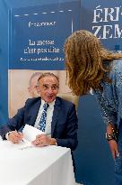 Eric Zemmour Signs His Book - Nice