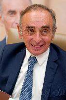 Eric Zemmour Signs His Book - Nice