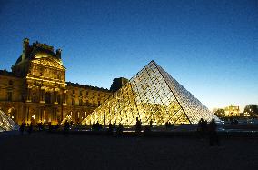 Louvre Museum Illustration - Paris