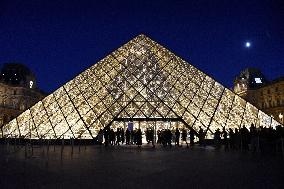 Louvre Museum Illustration - Paris