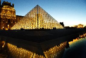 Louvre Museum Illustration - Paris