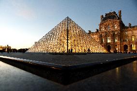 Louvre Museum Illustration - Paris