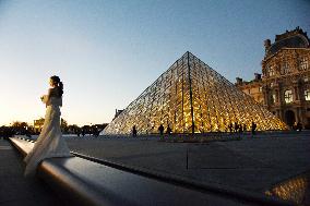 Louvre Museum Illustration - Paris