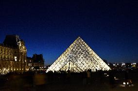 Louvre Museum Illustration - Paris