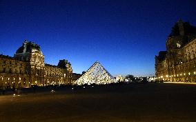 Louvre Museum Illustration - Paris