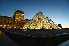 Louvre Museum Illustration - Paris
