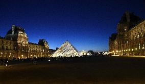 Louvre Museum Illustration - Paris