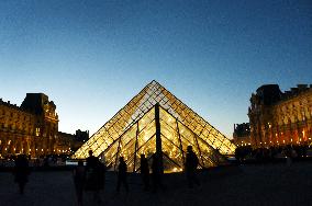 Louvre Museum Illustration - Paris