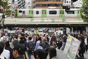 Yamanote line train marks centenary of loop operation
