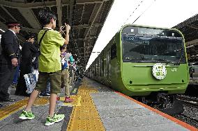 Yamanote line train marks centenary of loop operation
