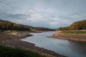French Lake Dries Up Due To Winter Drought - Burgundy