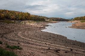 French Lake Dries Up Due To Winter Drought - Burgundy