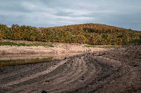 French Lake Dries Up Due To Winter Drought - Burgundy