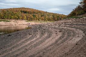French Lake Dries Up Due To Winter Drought - Burgundy