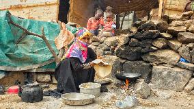 File - Displaced Families – Taiz